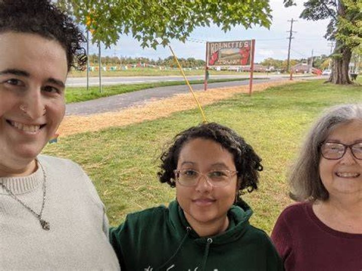 Davina with her mom and dad