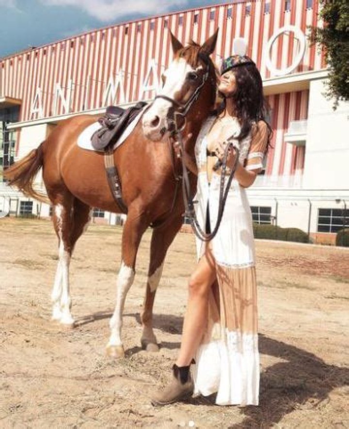 Hailee Lautenbach likes horses