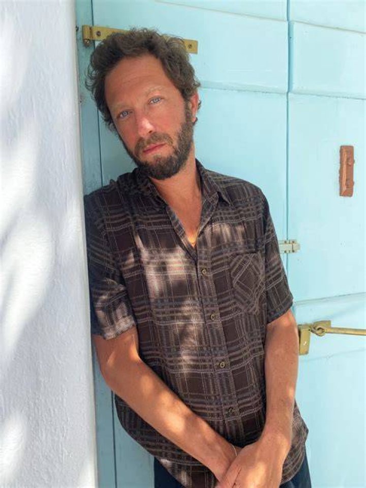 How tall is Ebon Moss Bachrach