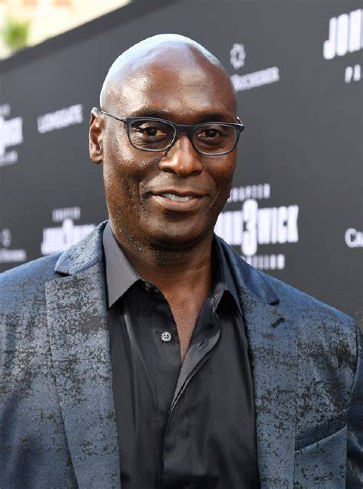 How tall is Lance Reddick