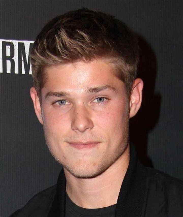 How tall is Mason Dye