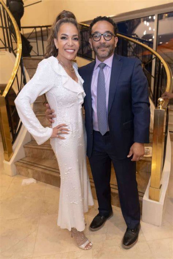 How tall is Sunny Hostin