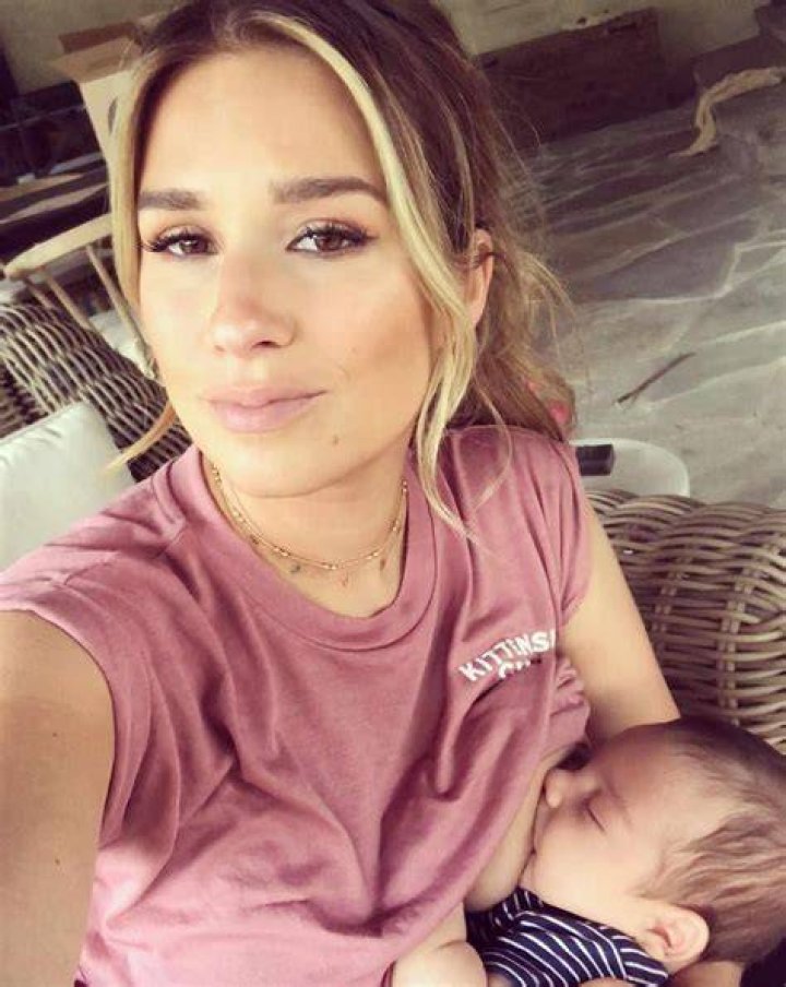 Jessie james decker breastfeeding