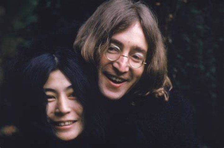 John Lennon Kissing Yoko