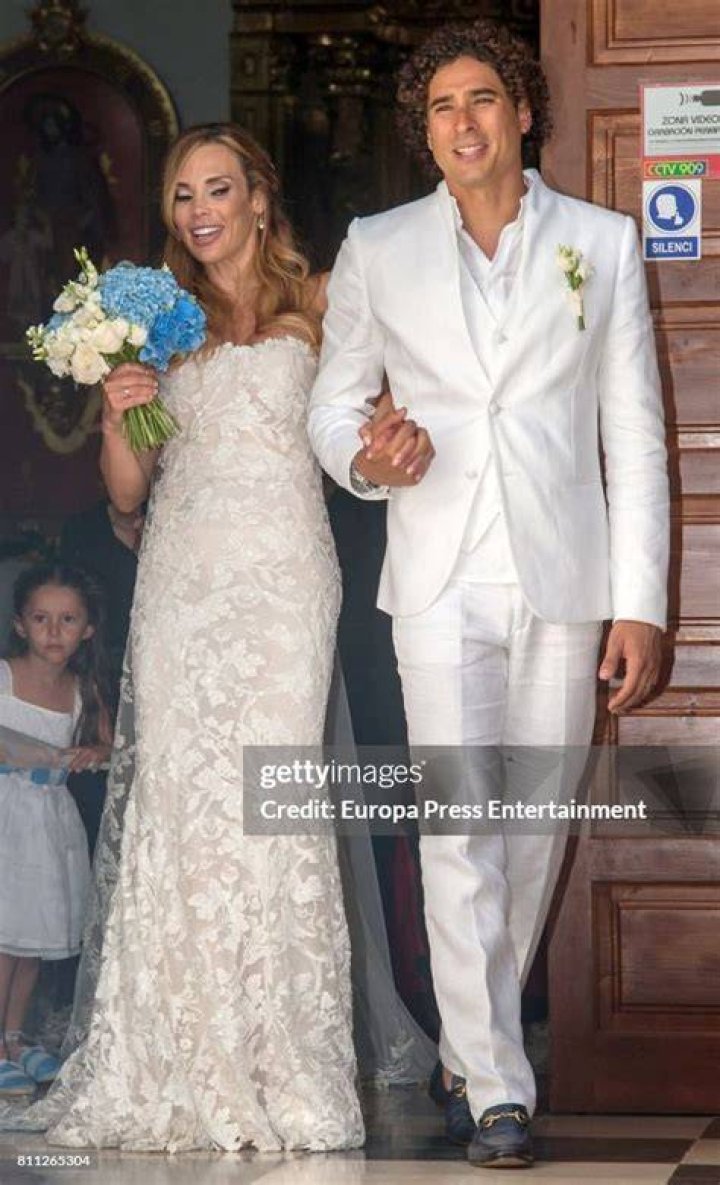 Luis Mora is married to his wife Masumi