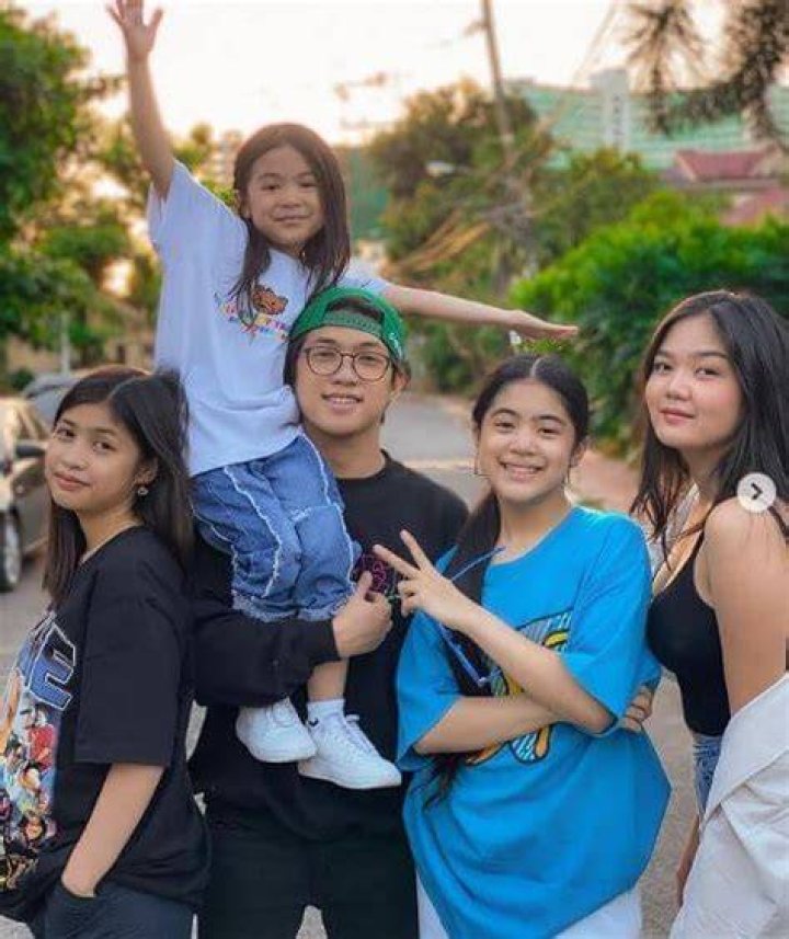 Niana Guerrero with her siblings