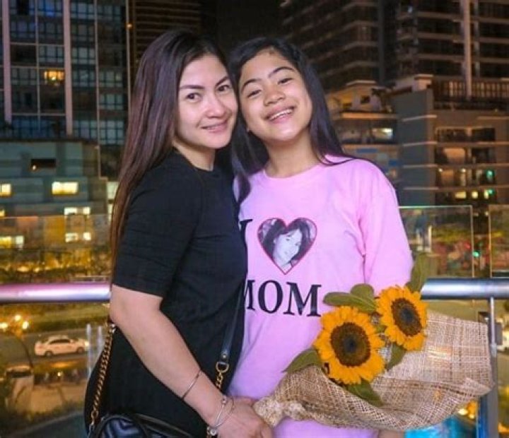 Niana with her mother Elcid Guerrero