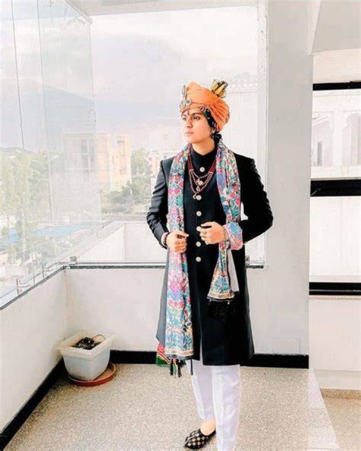 Ratan Chauhan height