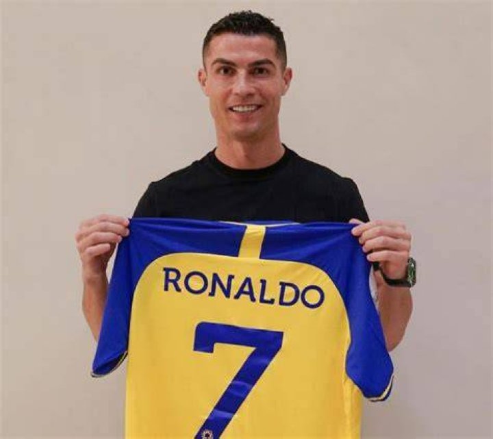 Ronaldo Shows His New Jersey for AC Milan