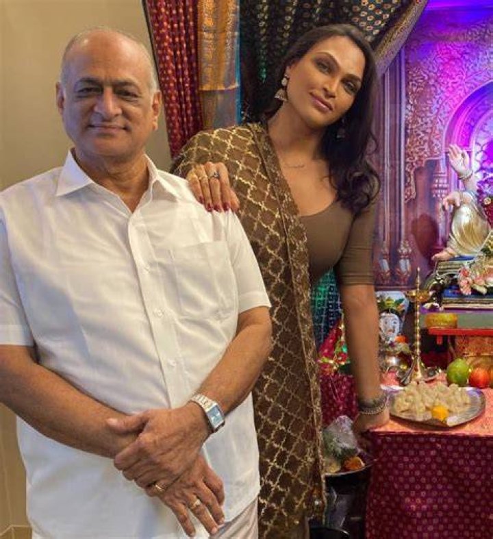 Saisha Shinde with her mother and father