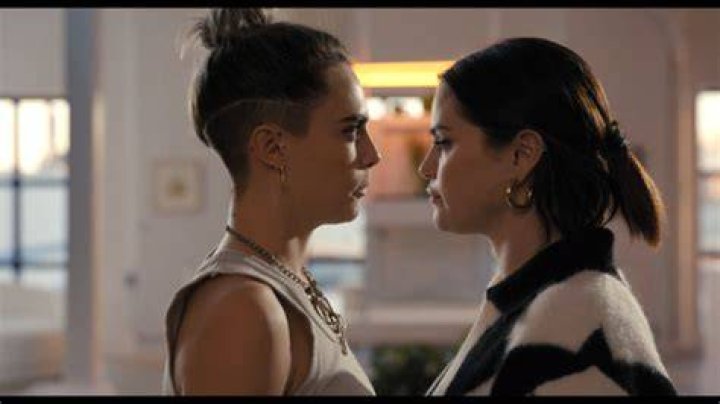 Selena Gomez Cara Delevingne Kissing Knicks Game