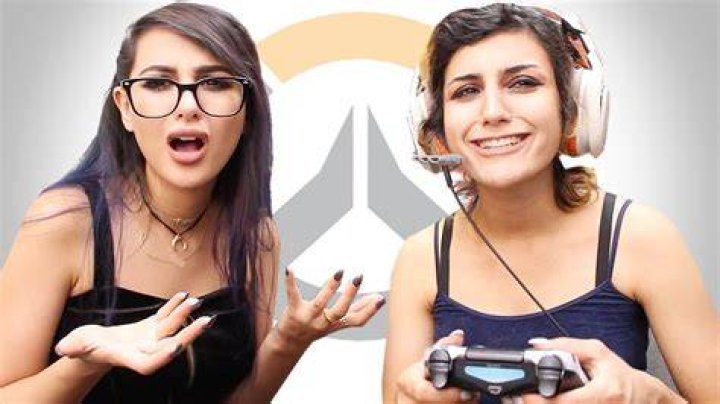 SSSniperWolf with her sister Ranya Lasagna and two brothers Bakir and Paul