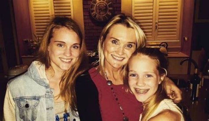 Thea Booysen with her mom and sister