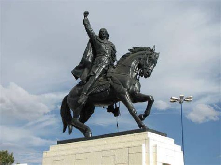 Túpac Amaru Statue